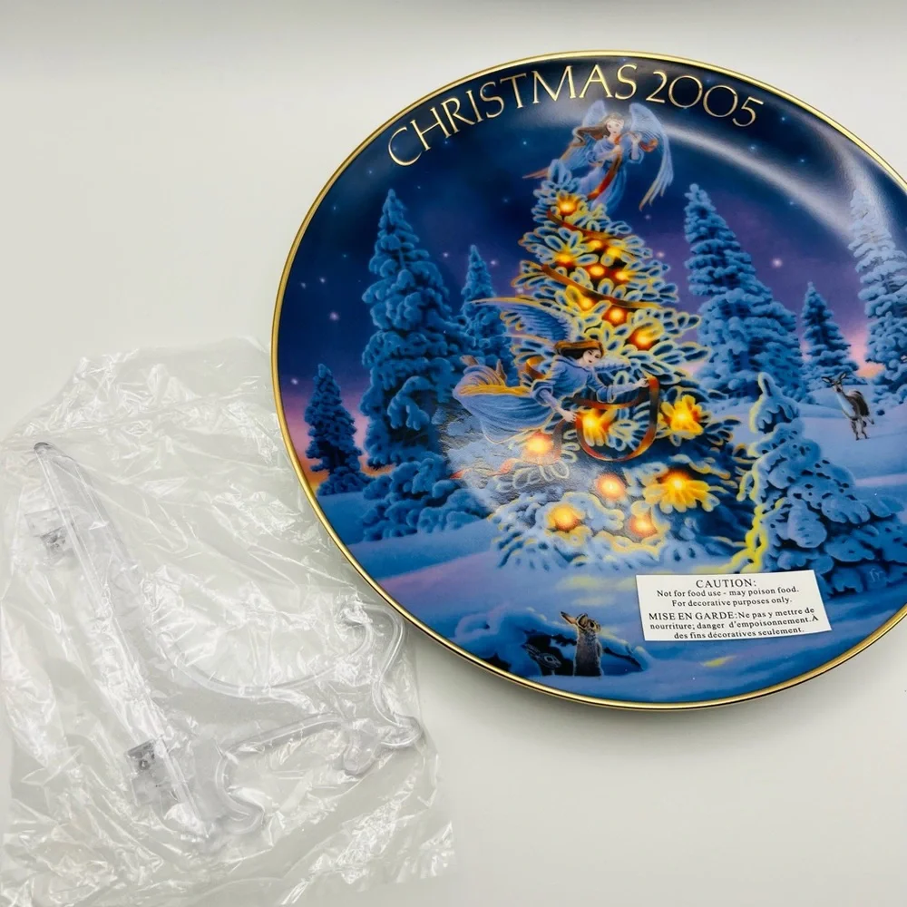 Avon 2005 Angel Lights Christmas Plate 22K Gold Trim w/ Box & Stand